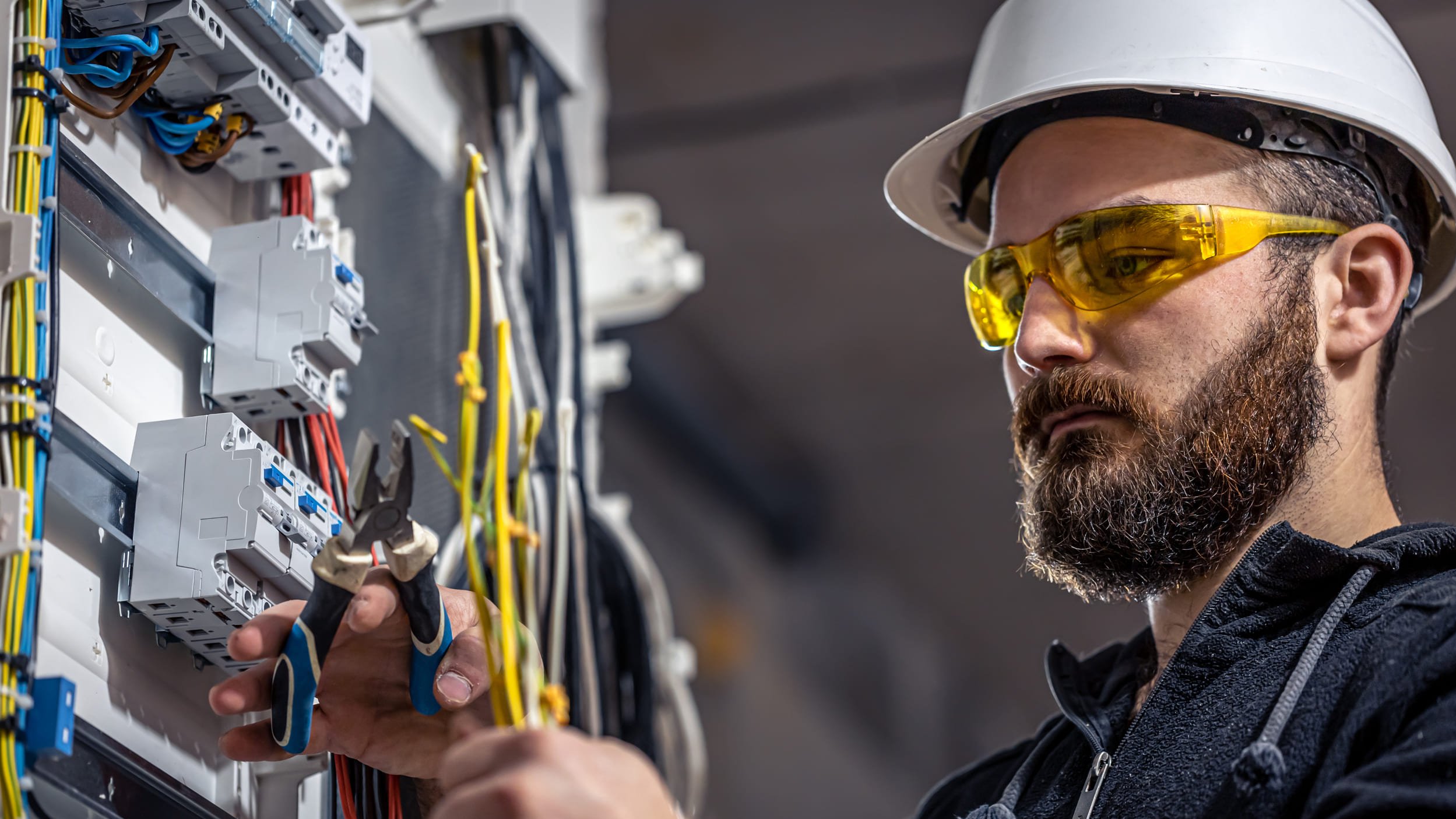 Elektroniker bei der Arbeit an einem Schaltschrank – Automatisierungstechnik und Steuerungssysteme von Natur Energietechnik in der Oberpfalz.